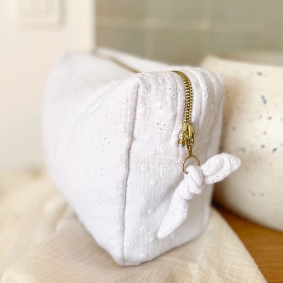 Trousse de toilette broderie anglaise blanche