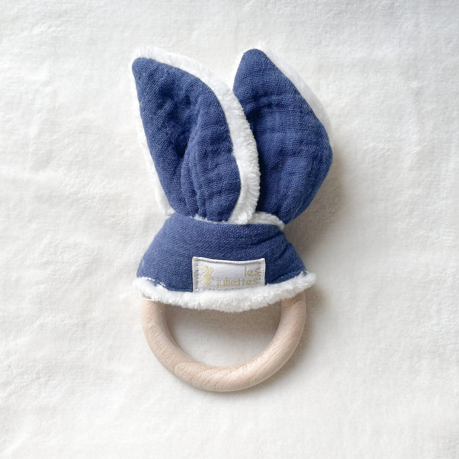 Le hochet préféré des bébés. Ses oreilles sont toutes douces et son anneau certifié est tendre à mordiller et soulage les poussées dentaires. Un petit cadeau idéal pour fêter une naissance.