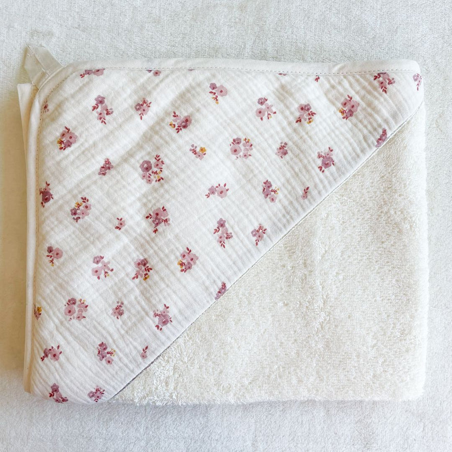 Une belle et grande cape de bain en éponge coton Oekotex pour sécher bébé à la sortie du bain.
Un cadeau de naissance personnalisé intemporel et apprécié des parents