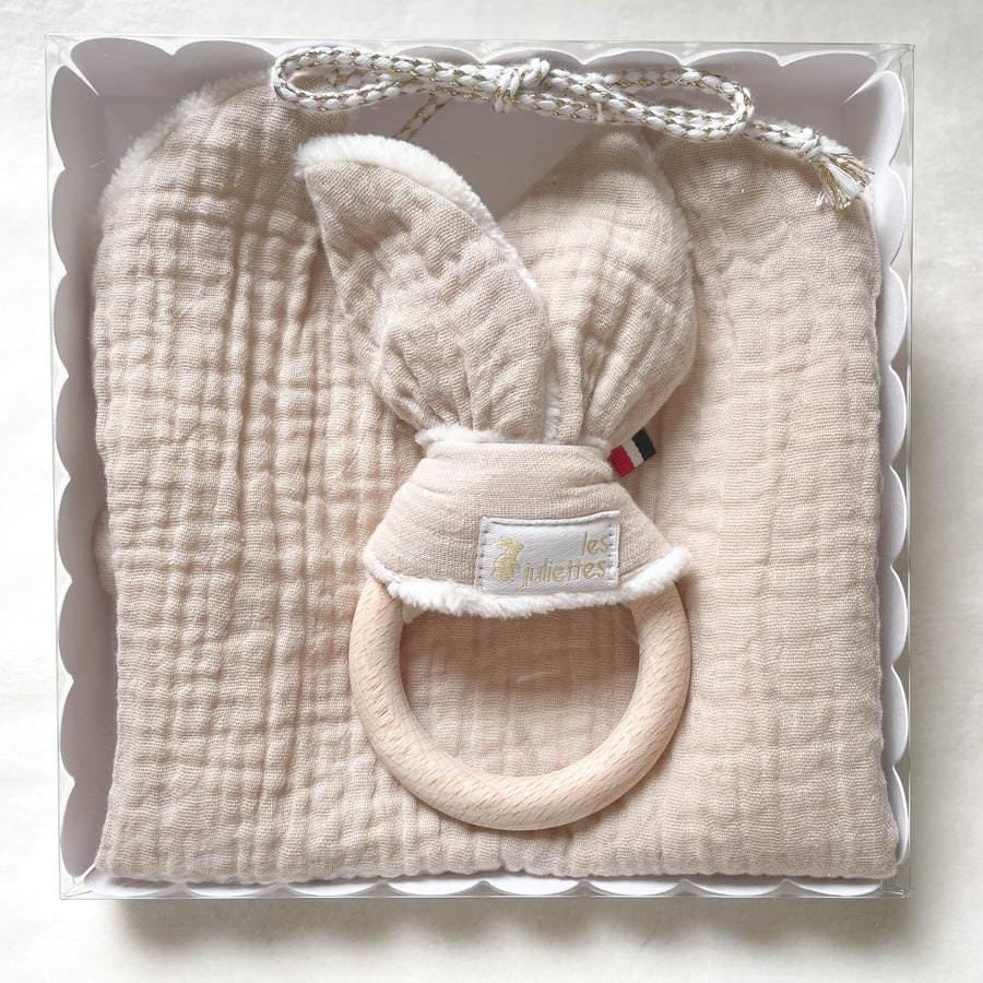 Offrez un coffret cadeau de naissance idéal pour soulager les poussées dentaires. Mignon et prêt à offrir, il est présenté dans une élégante boîte dorée à l’or chaud.