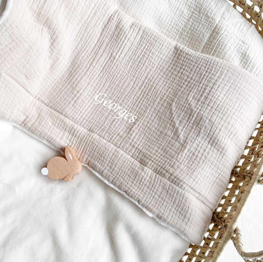 Offrez une couverture personnalisée au prénom de bébé. Douce et moelleuse, cadeau de naissance parfait en toute saison, avec une face en gaze de coton et l'autre en velours polaire, facile d'entretien !