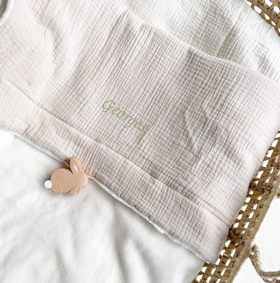 Offrez une couverture personnalisée au prénom de bébé. Douce et moelleuse, cadeau de naissance parfait en toute saison, avec une face en gaze de coton et l'autre en velours polaire, facile d'entretien !