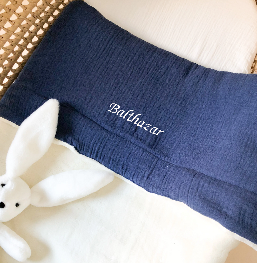Offrez une couverture personnalisée au prénom de bébé. Douce et moelleuse, cadeau de naissance parfait en toute saison, avec une face en gaze de coton et l'autre en velours polaire, facile d'entretien !
