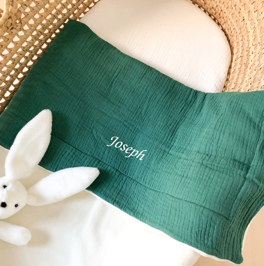 Offrez une couverture personnalisée au prénom de bébé. Douce et moelleuse, cadeau de naissance parfait en toute saison, avec une face en gaze de coton et l'autre en velours polaire, facile d'entretien !
