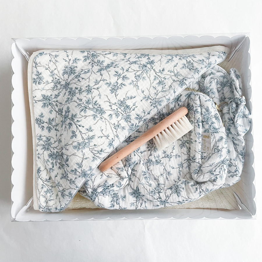 Un coffret cadeau bain contenant une grande cape de bain en éponge coton Oekotex, une trousse de toilette pour maman , une trousse de toilette pour bébé et une brosse cheveux pour bébé.
Un cadeau de naissance personnalisé intemporel et apprécié des parents