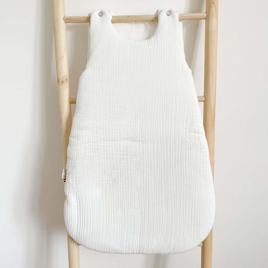 Gigoteuse en gaze de coton Oeko-Tex, ouatinée et moelleuse. Chaude et respirante TOG 2, idéale toute l’année. Boutons pression aux épaules et zip latéral. Confort parfait pour bébé !