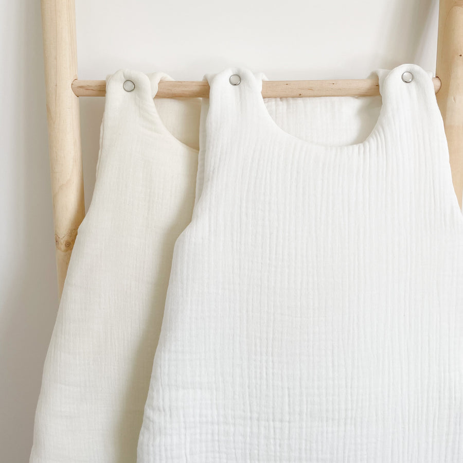 Gigoteuse en gaze de coton Oeko-Tex, ouatinée et moelleuse. Chaude et respirante TOG 2, idéale toute l’année. Boutons pression aux épaules et zip latéral. Confort parfait pour bébé !
