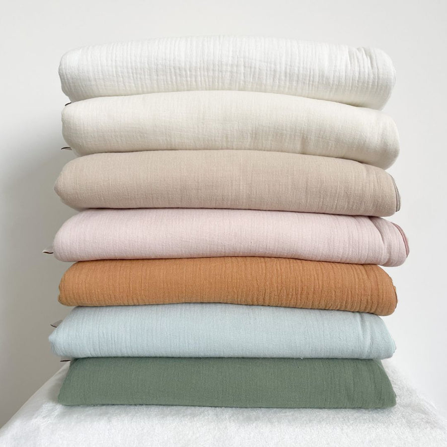 Gigoteuse en gaze de coton Oeko-Tex, ouatinée et moelleuse. Chaude et respirante TOG 2, idéale toute l’année. Boutons pression aux épaules et zip latéral. Confort parfait pour bébé !