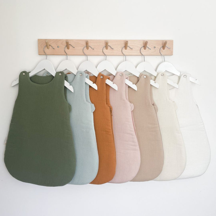 Gigoteuse en gaze de coton Oeko-Tex, ouatinée et moelleuse. Chaude et respirante TOG 2, idéale toute l’année. Boutons pression aux épaules et zip latéral. Confort parfait pour bébé !