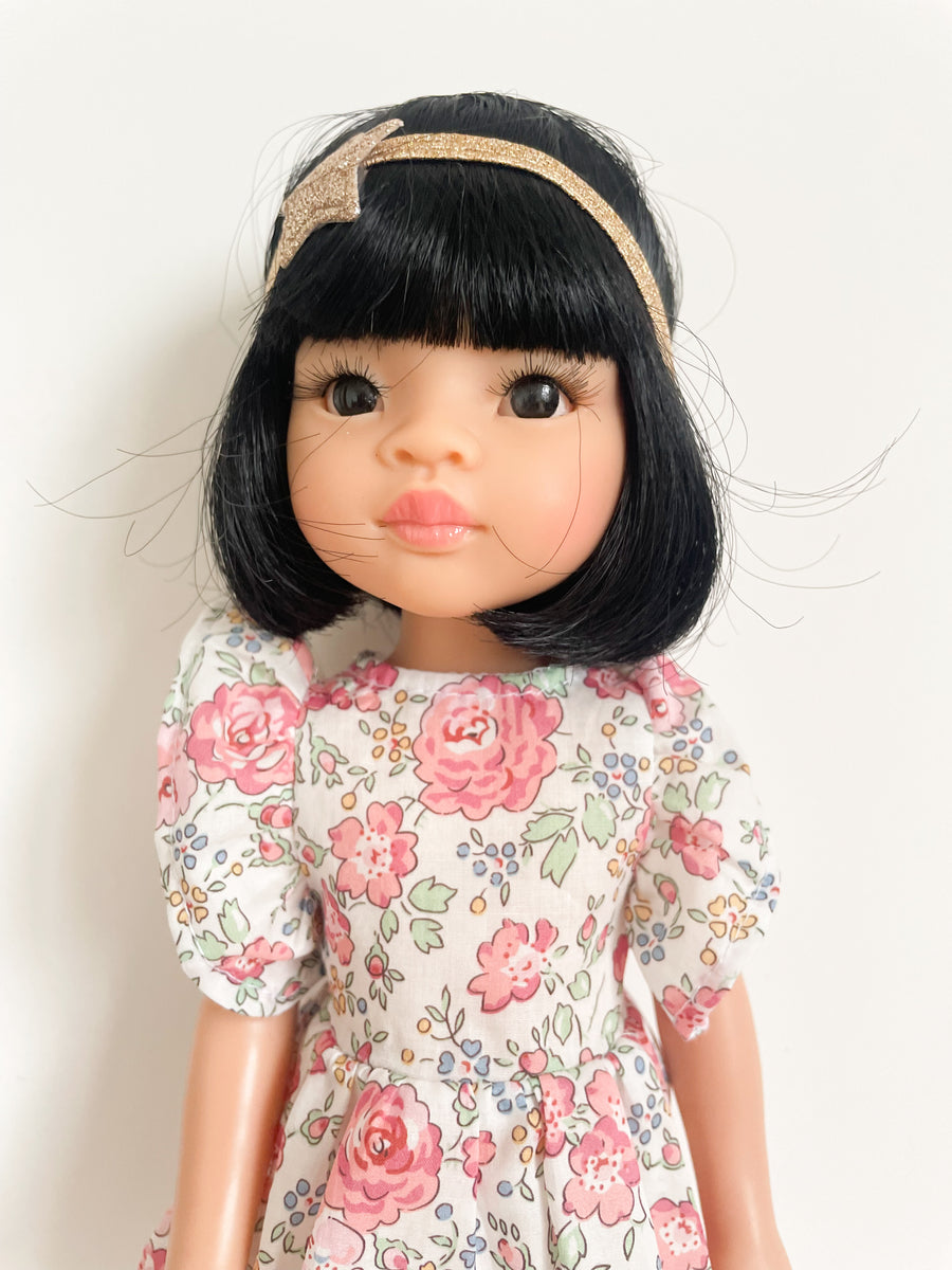 Poupee amigas Paola Reina habillée par Les Juliettes Paris. L'ensemble comprend une poupee, une robe liberty rose et un bandeau cheveux étoiles dorees