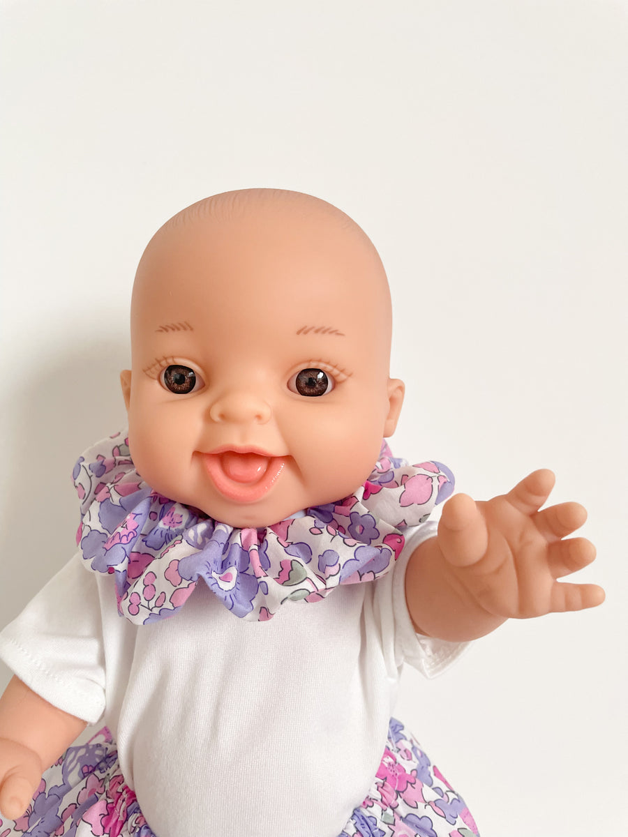Poupon Gordi fille Paola Reina habillé par Les Juliettes Paris. L'ensemble comprend un poupon, une jupe, un tee shirt blanc et un col veritable chouchou en liberty rose et lilas