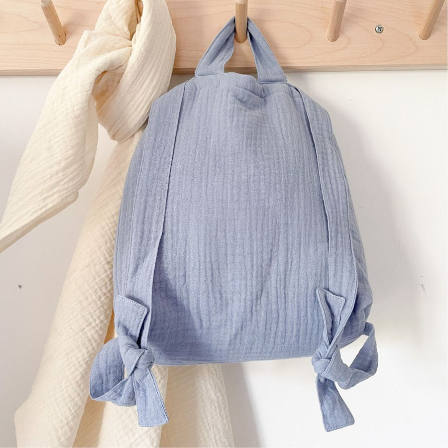 Le premier sac à dos à offrir dès la naissance. Pour l'entrée en crèche ou pour l'école maternelle, on y range un doudou, un goûter et un change. Personnalisable en double gaze ou en velours, avec ses petites oreilles de lapin toutes douces, c’est le coup de coeur des familles ! C’est le cadeau idéal à offrir pour célébrer une naissance, un anniversaire, un premier Noël. 