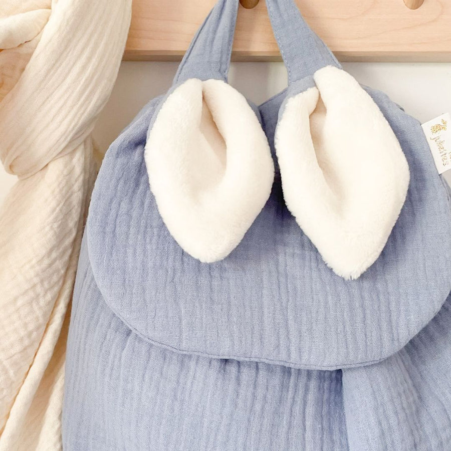 Le premier sac à dos à offrir dès la naissance. Pour l'entrée en crèche ou pour l'école maternelle, on y range un doudou, un goûter et un change. Personnalisable en double gaze ou en velours, avec ses petites oreilles de lapin toutes douces, c’est le coup de coeur des familles ! C’est le cadeau idéal à offrir pour célébrer une naissance, un anniversaire, un premier Noël. 