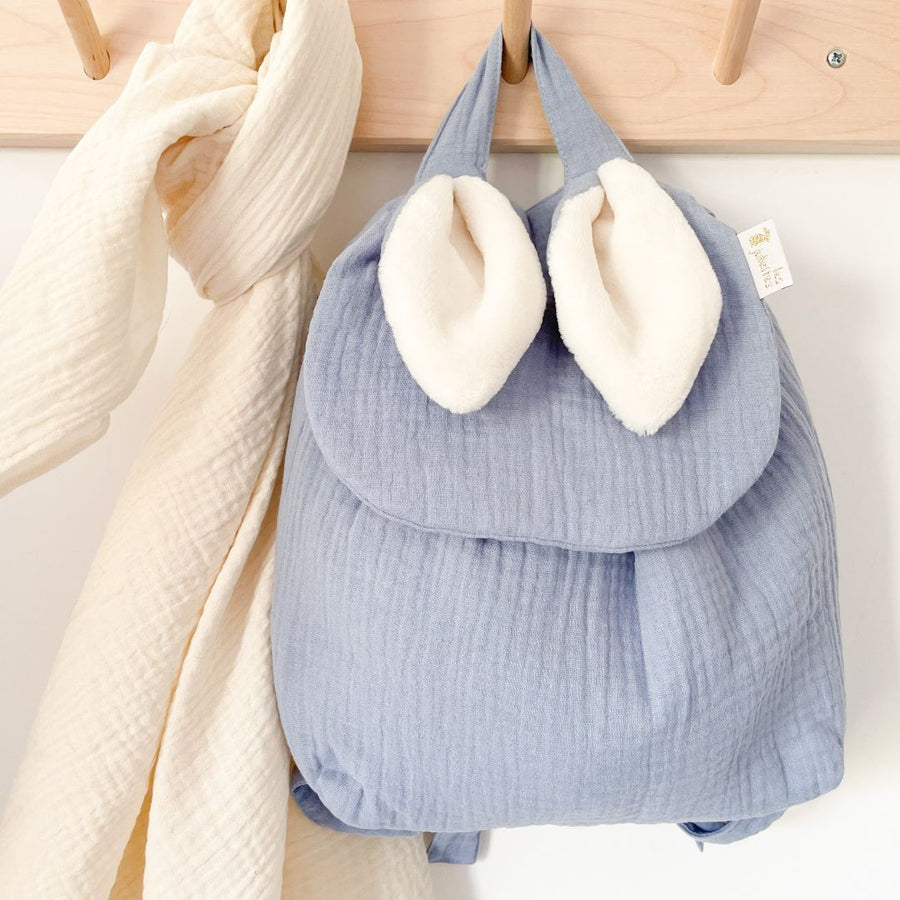 Le premier sac à dos à offrir dès la naissance. Pour l'entrée en crèche ou pour l'école maternelle, on y range un doudou, un goûter et un change. Personnalisable en double gaze ou en velours, avec ses petites oreilles de lapin toutes douces, c’est le coup de coeur des familles ! C’est le cadeau idéal à offrir pour célébrer une naissance, un anniversaire, un premier Noël. 