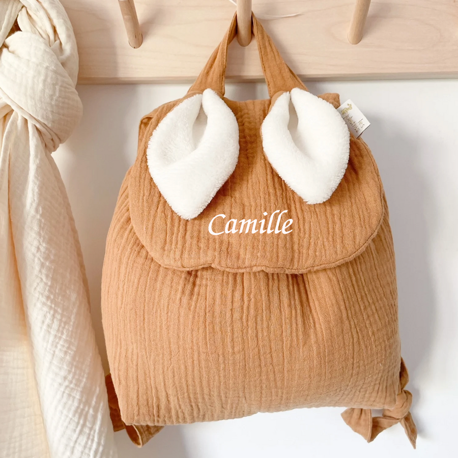 Le premier sac à dos à offrir dès la naissance. Pour l'entrée en crèche ou pour l'école maternelle, on y range un doudou, un goûter et un change. Personnalisable en double gaze ou en velours, avec ses petites oreilles de lapin toutes douces, c’est le coup de coeur des familles ! C’est le cadeau idéal à offrir pour célébrer une naissance, un anniversaire, un premier Noël. 