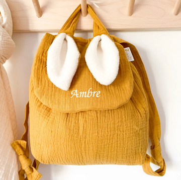 Le premier sac à dos à offrir dès la naissance. Pour l'entrée en crèche ou pour l'école maternelle, on y range un doudou, un goûter et un change. Personnalisable en double gaze ou en velours, avec ses petites oreilles de lapin toutes douces, c’est le coup de coeur des familles ! C’est le cadeau idéal à offrir pour célébrer une naissance, un anniversaire, un premier Noël. 