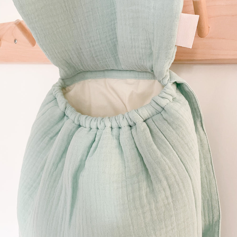 Le premier sac à dos à offrir dès la naissance. Pour l'entrée en crèche ou pour l'école maternelle, on y range un doudou, un goûter et un change. Personnalisable en double gaze ou en velours, avec ses petites oreilles de lapin toutes douces, c’est le coup de coeur des familles ! C’est le cadeau idéal à offrir pour célébrer une naissance, un anniversaire, un premier Noël. 