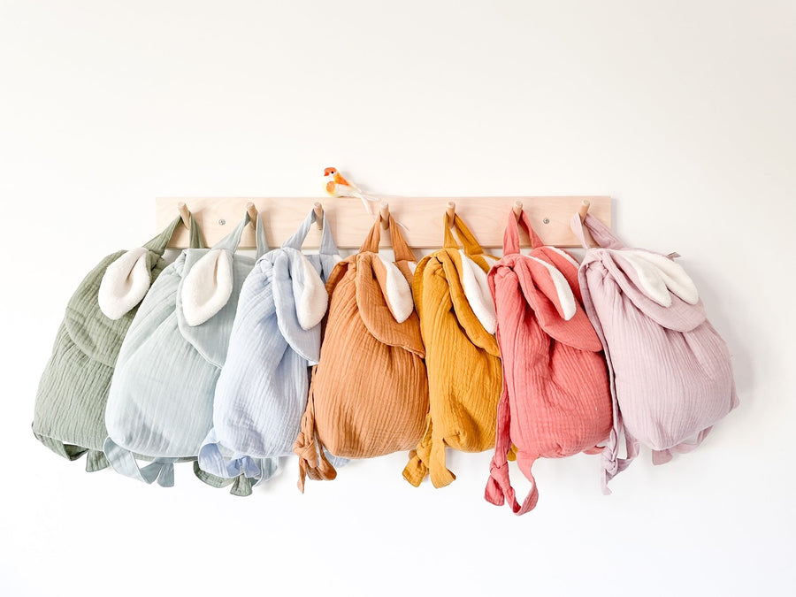 Le premier sac à dos à offrir dès la naissance. Pour l'entrée en crèche ou pour l'école maternelle, on y range un doudou, un goûter et un change. Personnalisable en double gaze ou en velours, avec ses petites oreilles de lapin toutes douces, c’est le coup de coeur des familles ! C’est le cadeau idéal à offrir pour célébrer une naissance, un anniversaire, un premier Noël. 
