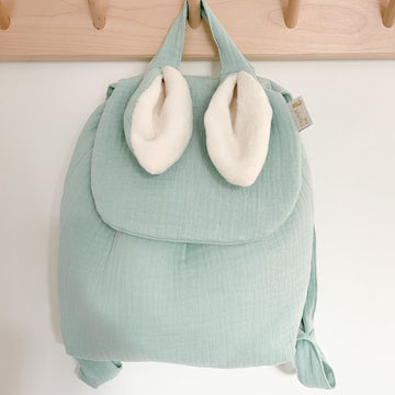 Le premier sac à dos à offrir dès la naissance. Pour l'entrée en crèche ou pour l'école maternelle, on y range un doudou, un goûter et un change. Personnalisable en double gaze ou en velours, avec ses petites oreilles de lapin toutes douces, c’est le coup de coeur des familles ! C’est le cadeau idéal à offrir pour célébrer une naissance, un anniversaire, un premier Noël. 