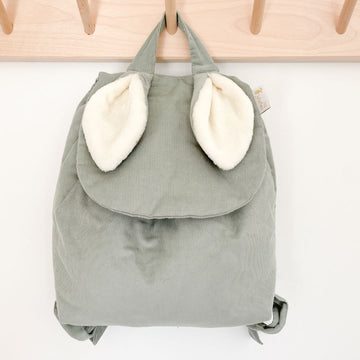 Le premier sac à dos à offrir dès la naissance. Pour l'entrée en crèche ou pour l'école maternelle, on y range un doudou, un goûter et un change. Personnalisable en double gaze ou en velours, avec ses petites oreilles de lapin toutes douces, c’est le coup de coeur des familles ! C’est le cadeau idéal à offrir pour célébrer une naissance, un anniversaire, un premier Noël. 