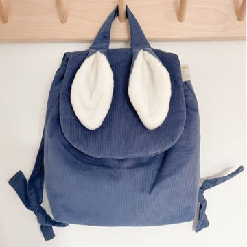 Le premier sac à dos à offrir dès la naissance. Pour l'entrée en crèche ou pour l'école maternelle, on y range un doudou, un goûter et un change. Personnalisable en double gaze ou en velours, avec ses petites oreilles de lapin toutes douces, c’est le coup de coeur des familles ! C’est le cadeau idéal à offrir pour célébrer une naissance, un anniversaire, un premier Noël. 