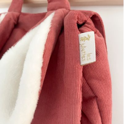Le premier sac à dos à offrir dès la naissance. Pour l'entrée en crèche ou pour l'école maternelle, on y range un doudou, un goûter et un change. Personnalisable en double gaze ou en velours, avec ses petites oreilles de lapin toutes douces, c’est le coup de coeur des familles ! C’est le cadeau idéal à offrir pour célébrer une naissance, un anniversaire, un premier Noël. 