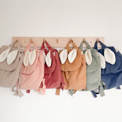 Le premier sac à dos à offrir dès la naissance. Pour l'entrée en crèche ou pour l'école maternelle, on y range un doudou, un goûter et un change. Personnalisable en double gaze ou en velours, avec ses petites oreilles de lapin toutes douces, c’est le coup de coeur des familles ! C’est le cadeau idéal à offrir pour célébrer une naissance, un anniversaire, un premier Noël. 