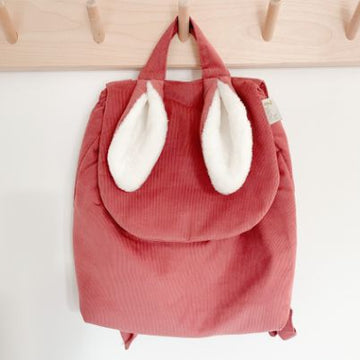 Le premier sac à dos à offrir dès la naissance. Pour l'entrée en crèche ou pour l'école maternelle, on y range un doudou, un goûter et un change. Personnalisable en double gaze ou en velours, avec ses petites oreilles de lapin toutes douces, c’est le coup de coeur des familles ! C’est le cadeau idéal à offrir pour célébrer une naissance, un anniversaire, un premier Noël. 