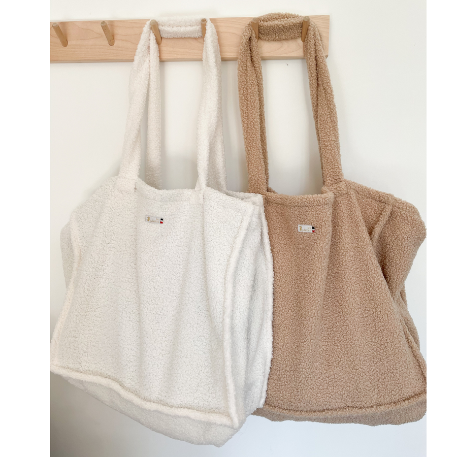 Optez pour le sac cabas parfait : pratique pour tout transporter au quotidien, idéal pour les déplacements, week-ends, valise maternité ou sport. Élégant et fonctionnel !