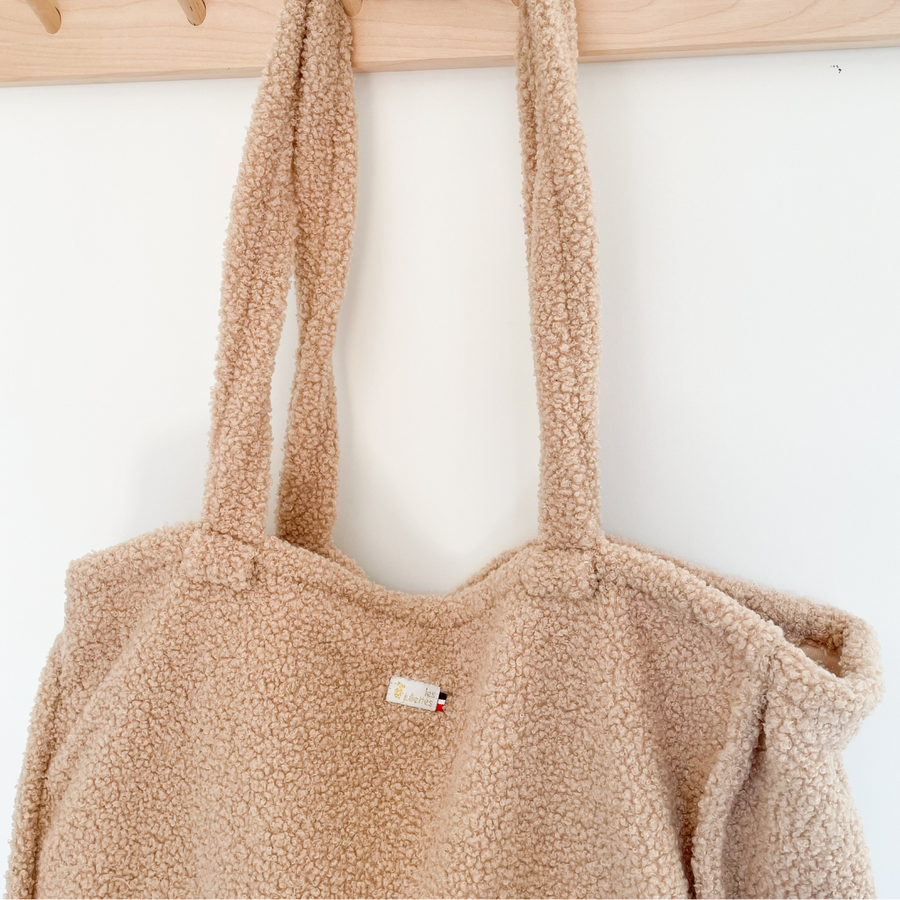Optez pour le sac cabas parfait : pratique pour tout transporter au quotidien, idéal pour les déplacements, week-ends, valise maternité ou sport. Élégant et fonctionnel !