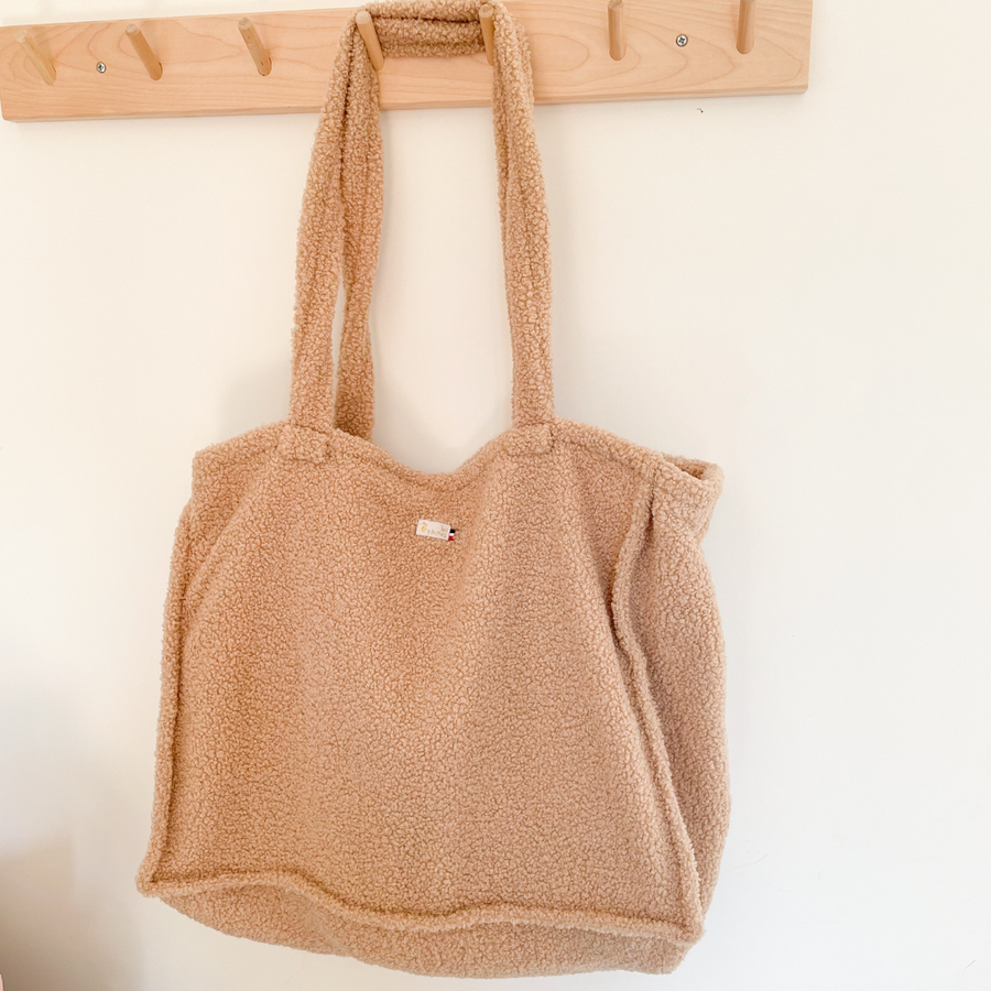 Optez pour le sac cabas parfait : pratique pour tout transporter au quotidien, idéal pour les déplacements, week-ends, valise maternité ou sport. Élégant et fonctionnel !