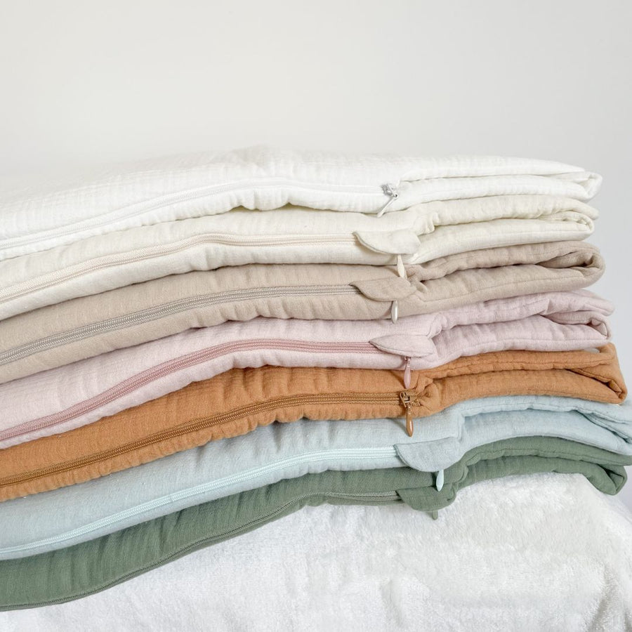 Gigoteuse en gaze de coton Oeko-Tex, ouatinée et moelleuse. Chaude et respirante TOG 2, idéale toute l’année. Boutons pression aux épaules et zip latéral. Confort parfait pour bébé !