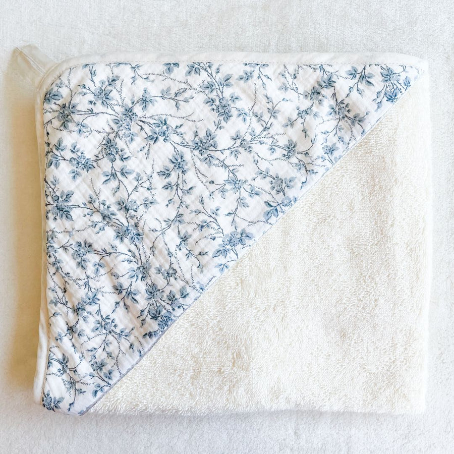 Une belle et grande cape de bain en éponge coton Oekotex pour sécher bébé à la sortie du bain.
Un cadeau de naissance personnalisé intemporel et apprécié des parents