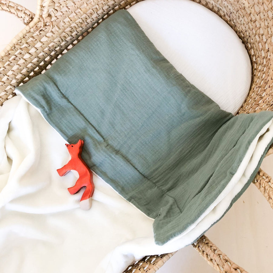Offrez une couverture personnalisée au prénom de bébé. Douce et moelleuse, cadeau de naissance parfait en toute saison, avec une face en gaze de coton et l'autre en velours polaire, facile d'entretien !