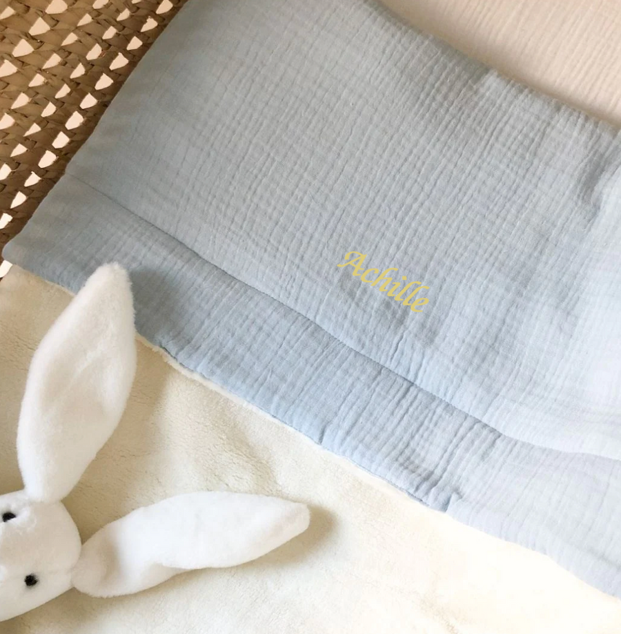 Offrez une couverture personnalisée au prénom de bébé. Douce et moelleuse, cadeau de naissance parfait en toute saison, avec une face en gaze de coton et l'autre en velours polaire, facile d'entretien !
