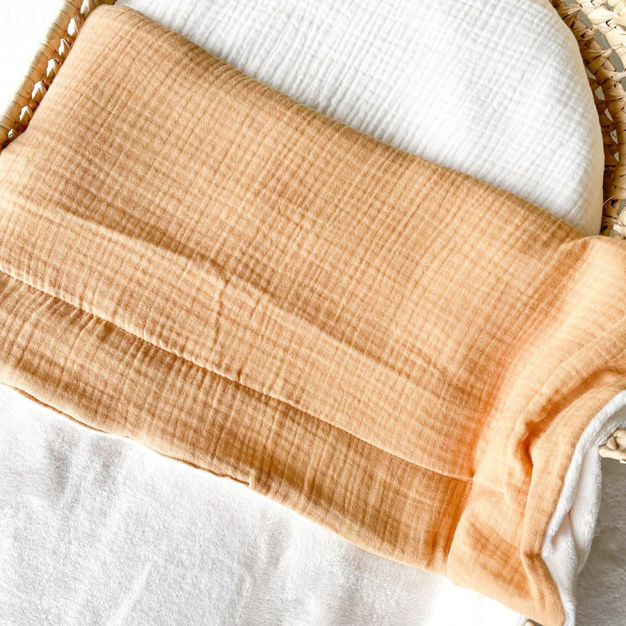Offrez une couverture personnalisée au prénom de bébé. Douce et moelleuse, cadeau de naissance parfait en toute saison, avec une face en gaze de coton et l'autre en velours polaire, facile d'entretien !