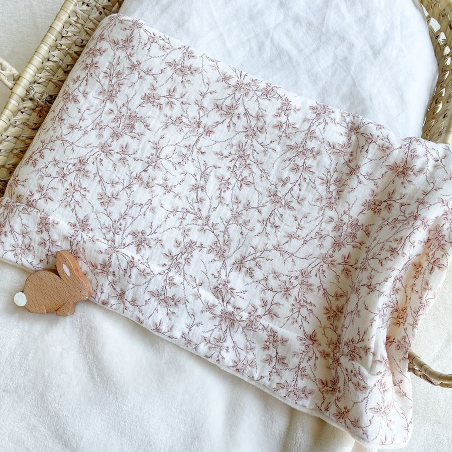 Offrez une couverture personnalisée au prénom de bébé. Douce et moelleuse, cadeau de naissance parfait en toute saison, avec une face en gaze de coton et l'autre en velours polaire, facile d'entretien !