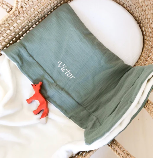 Offrez une couverture personnalisée au prénom de bébé. Douce et moelleuse, cadeau de naissance parfait en toute saison, avec une face en gaze de coton et l'autre en velours polaire, facile d'entretien !