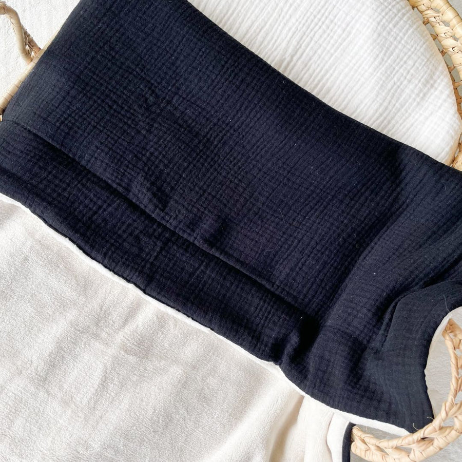 Offrez une couverture personnalisée au prénom de bébé. Douce et moelleuse, cadeau de naissance parfait en toute saison, avec une face en gaze de coton et l'autre en velours polaire, facile d'entretien !