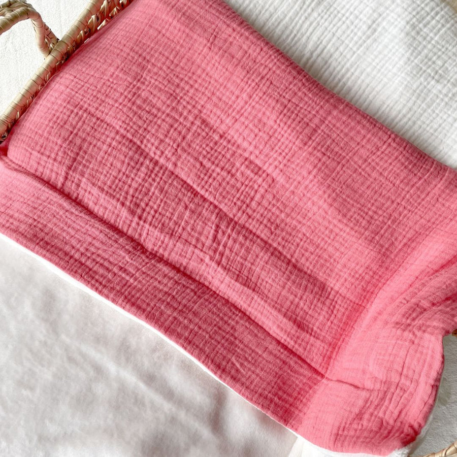 Offrez une couverture personnalisée au prénom de bébé. Douce et moelleuse, cadeau de naissance parfait en toute saison, avec une face en gaze de coton et l'autre en velours polaire, facile d'entretien !