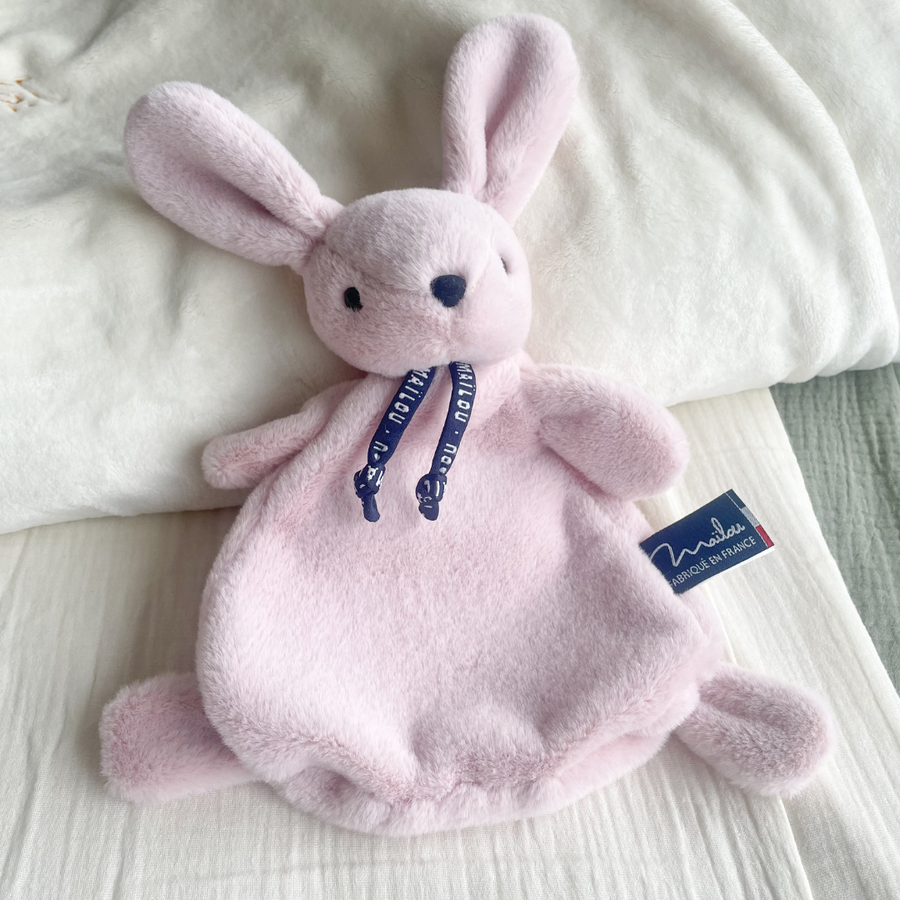 Le doudou lapin personnalisé, une belle idée pour un cadeau de naissance .
Ultra doux, ce petit lapin est le meilleur ami de bébé