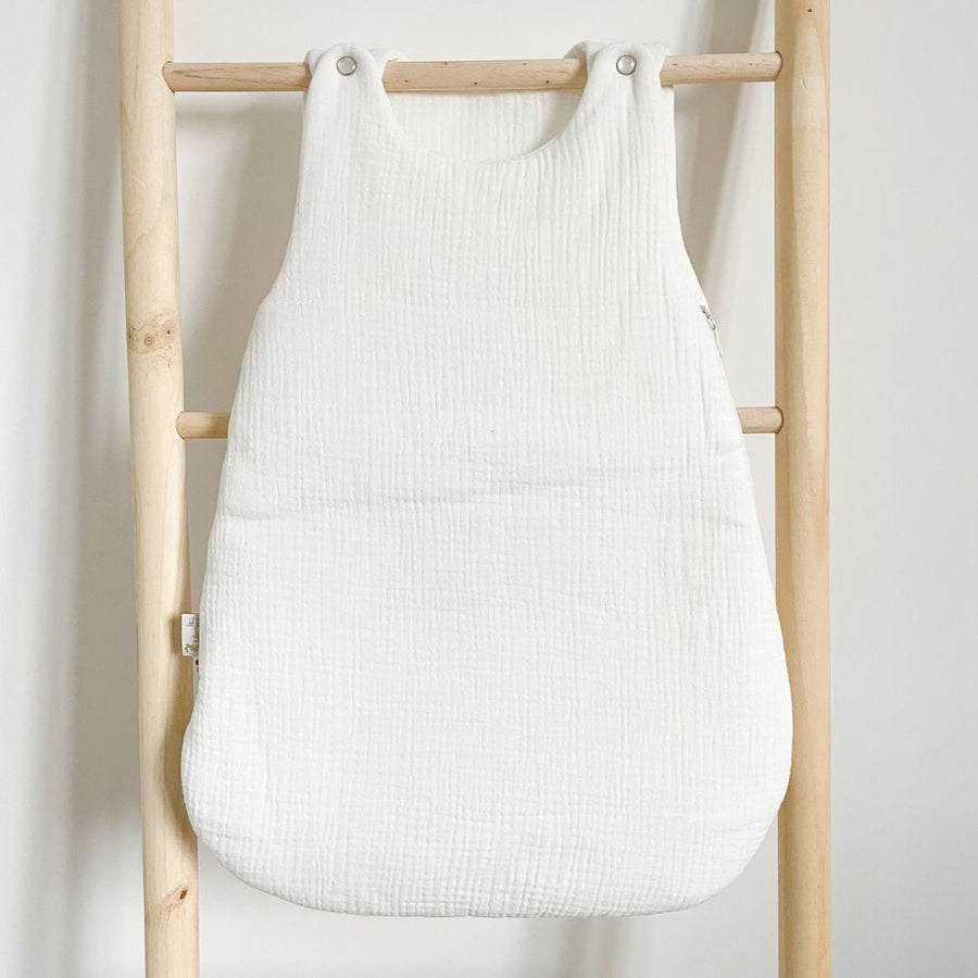 Gigoteuse en gaze de coton Oeko-Tex, ouatinée et moelleuse. Chaude et respirante TOG 2, idéale toute l’année. Boutons pression aux épaules et zip latéral. Confort parfait pour bébé !