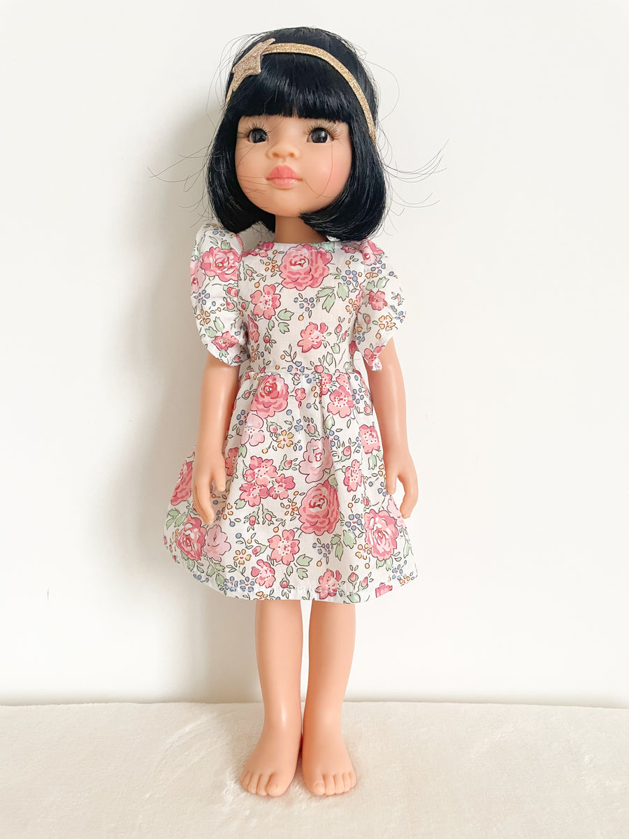 Poupee amigas Paola Reina habillée par Les Juliettes Paris. L'ensemble comprend une poupee, une robe liberty rose et un bandeau cheveux étoiles dorees