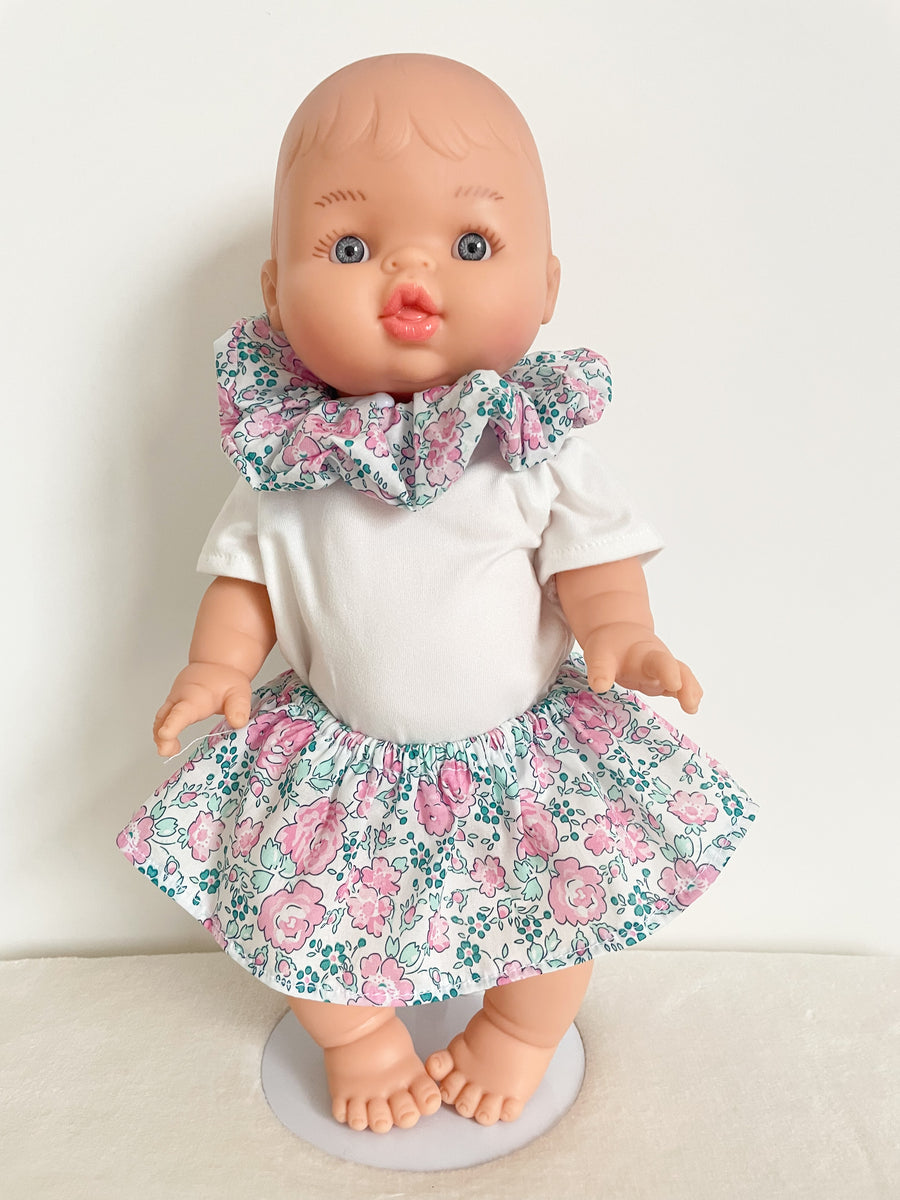 Poupon Gordi fille Paola Reina habillé par Les Juliettes Paris. L'ensemble comprend un poupon, une jupe, un tee shirt blanc et un col veritable chouchou en liberty rose et vert