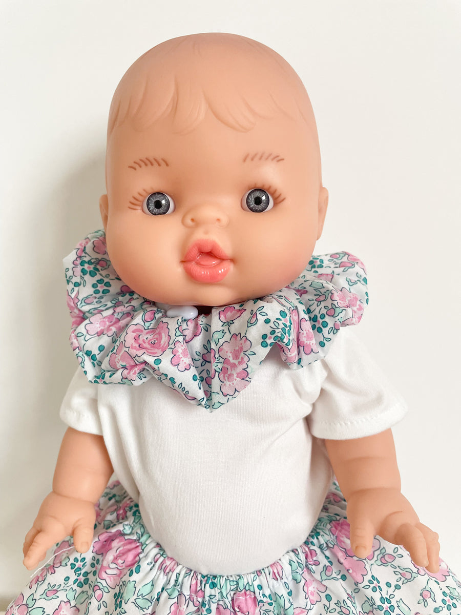 Poupon Gordi fille Paola Reina habillé par Les Juliettes Paris. L'ensemble comprend un poupon, une jupe, un tee shirt blanc et un col veritable chouchou en liberty rose et vert