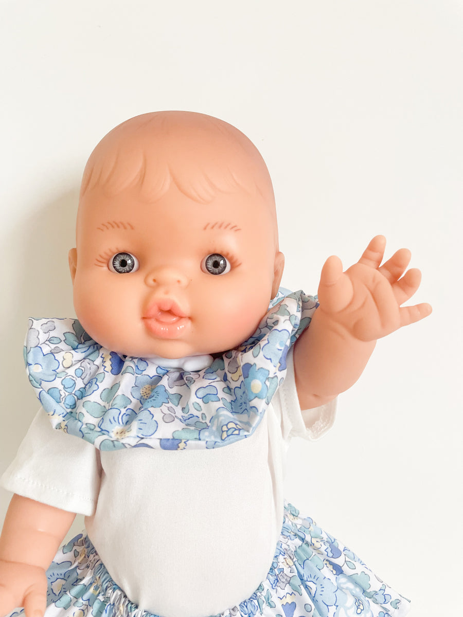 Poupon Gordi fille Paola Reina habillé par Les Juliettes Paris. L'ensemble comprend un poupon, une jupe, un tee shirt blanc et un col veritable chouchou en liberty rose et vert