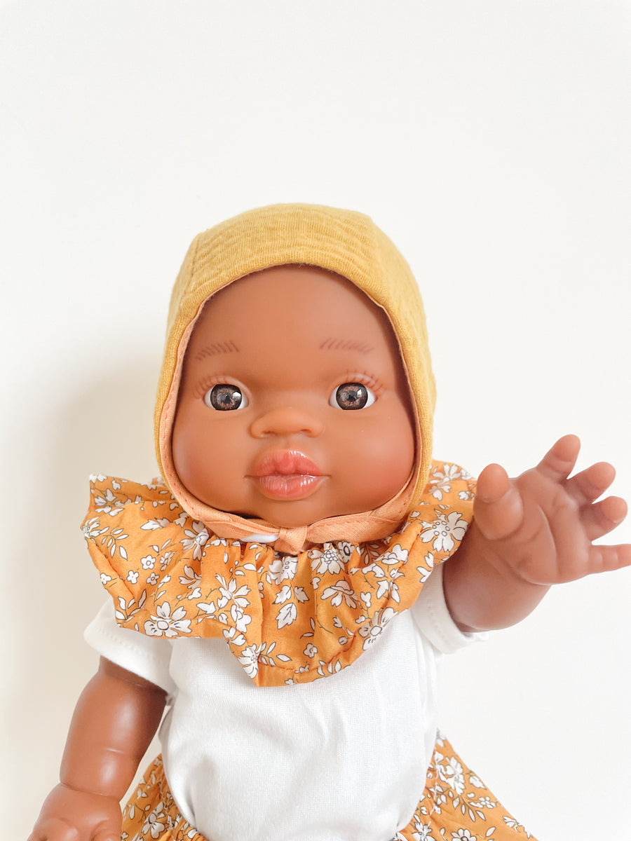 Poupon Gordi fille Paola Reina habillé par Les Juliettes Paris. L'ensemble comprend un poupon, une jupe, un tee shirt blanc et un col veritable chouchou en liberty ocre