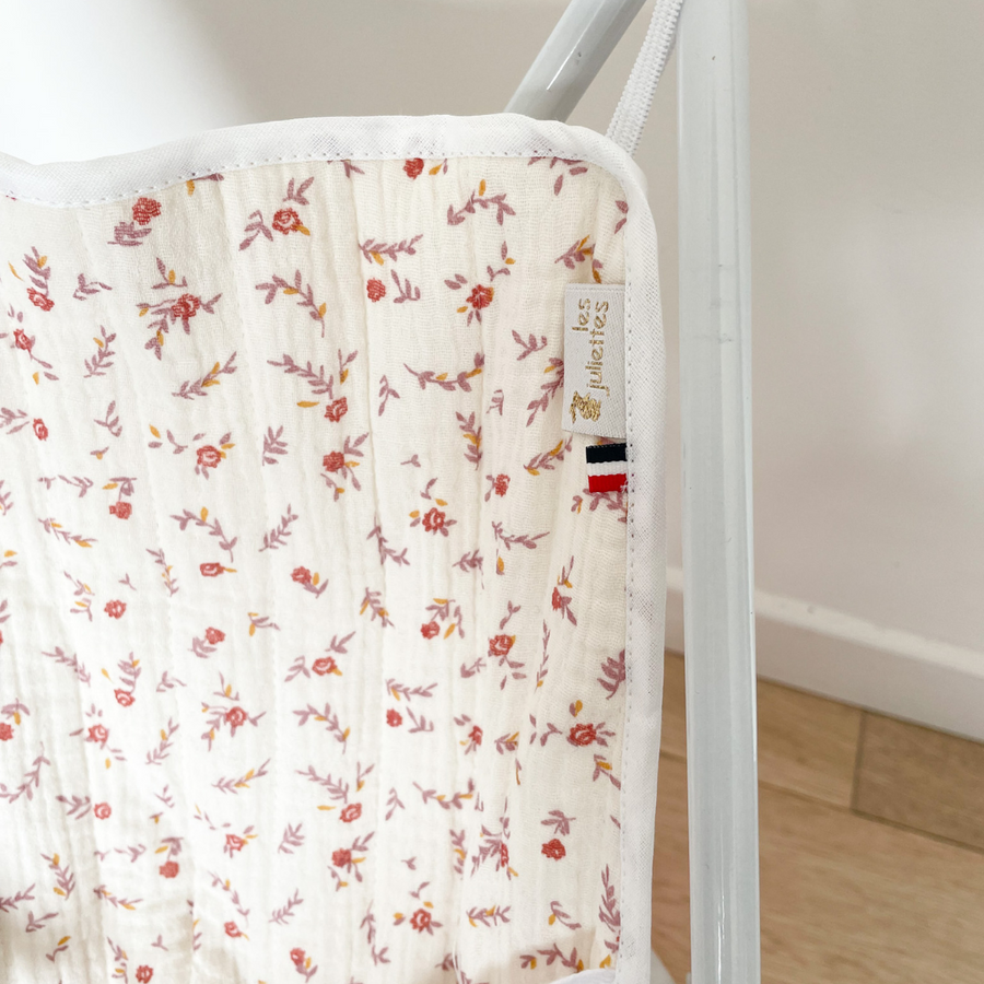 Poussette pliable pour poupée avec assise en gaze de coton liberty matelassée pour jouer au papa et à la maman.
Compatible avec les poupons et poupées jusqu'à 45cm 