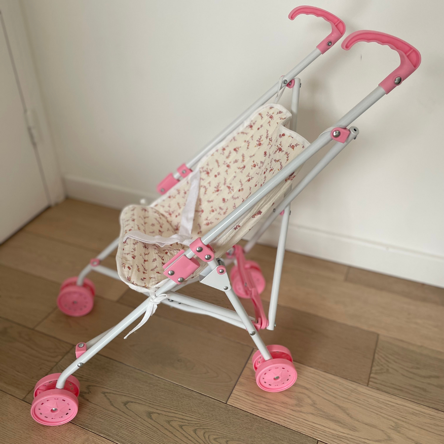 Poussette pliable pour poupée avec assise en gaze de coton liberty matelassée pour jouer au papa et à la maman.
Compatible avec les poupons et poupées jusqu'à 45cm 