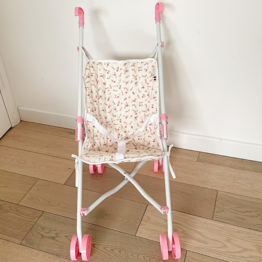 Poussette pliable pour poupée avec assise en gaze de coton liberty matelassée pour jouer au papa et à la maman.
Compatible avec les poupons et poupées jusqu'à 45cm 